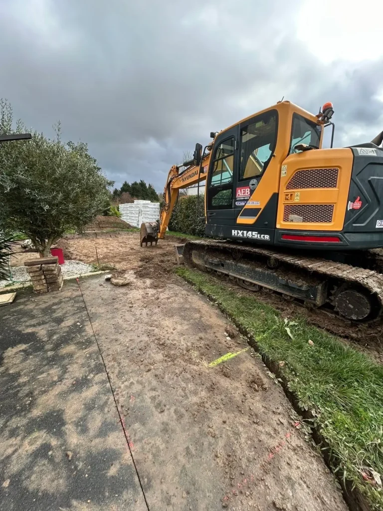 Pelle sur une piste en reprofilage