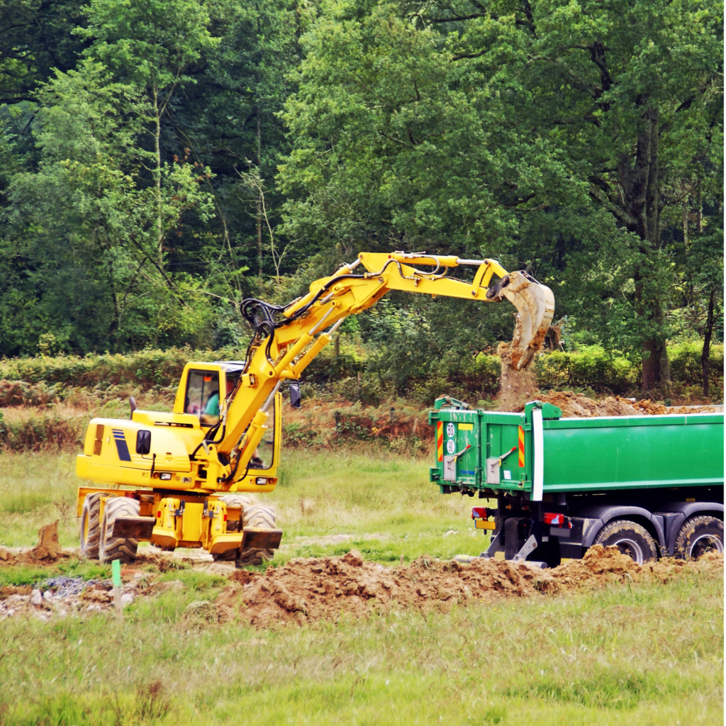 Tractopelle et camion benne sur un terrain