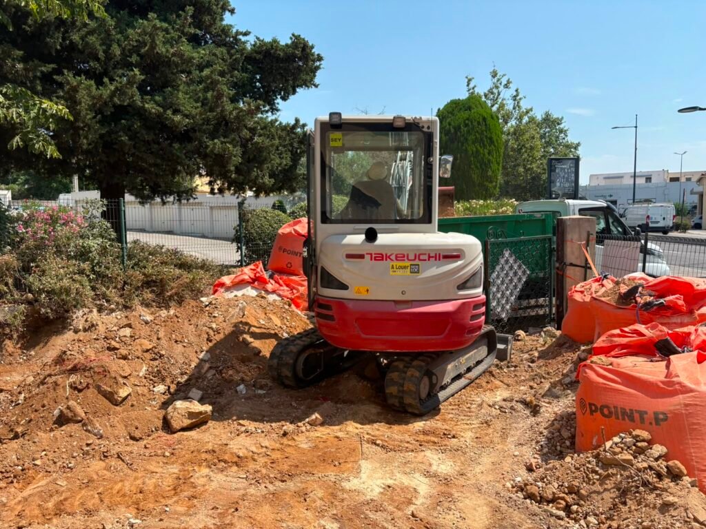 Mini-pelle et big bags sur un chantier urbain